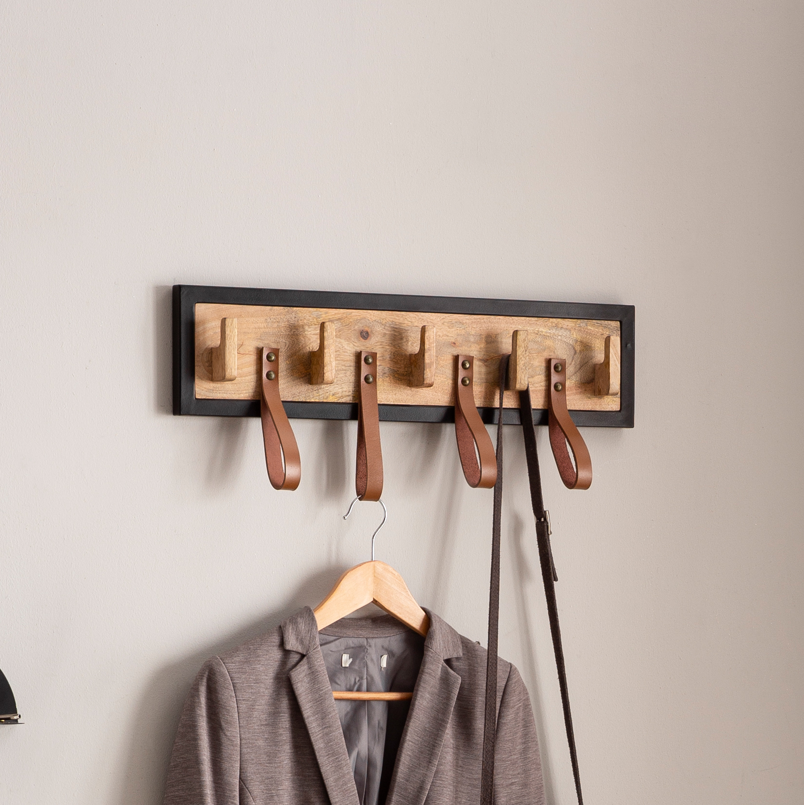 Porte-manteau mural 60x15x6 cm Bois massif de manguier / Cuir véritable Marron clair & cadre métal noir | Design moderne Porte-manteau mural 60x15x6 cm Bois massif de manguier / Cuir véritable Marron clair & cadre métal noir | Design moderne