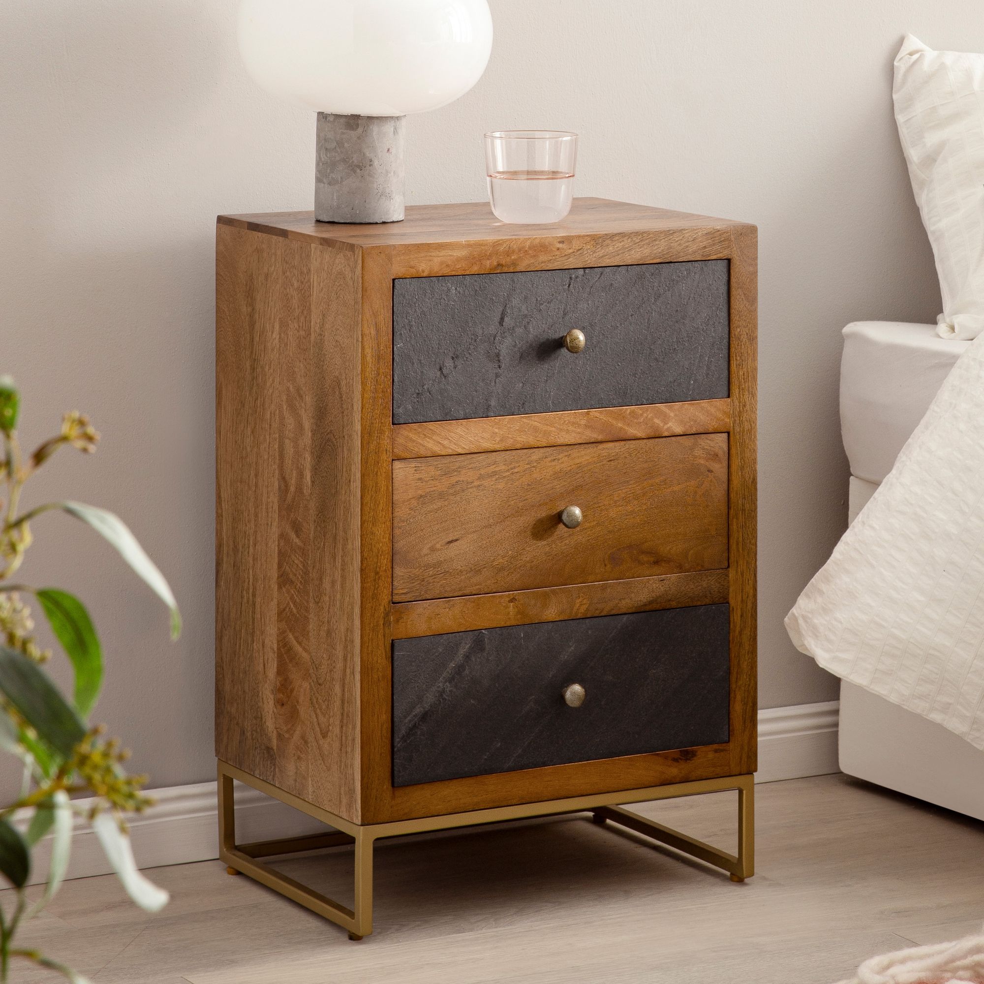 Mango Massief Houten Nachtkastje / Gewatteerde Steenlook Bruin & Antraciet 40x60x30 cm | 3 Lades met Gouden Metalen Frame