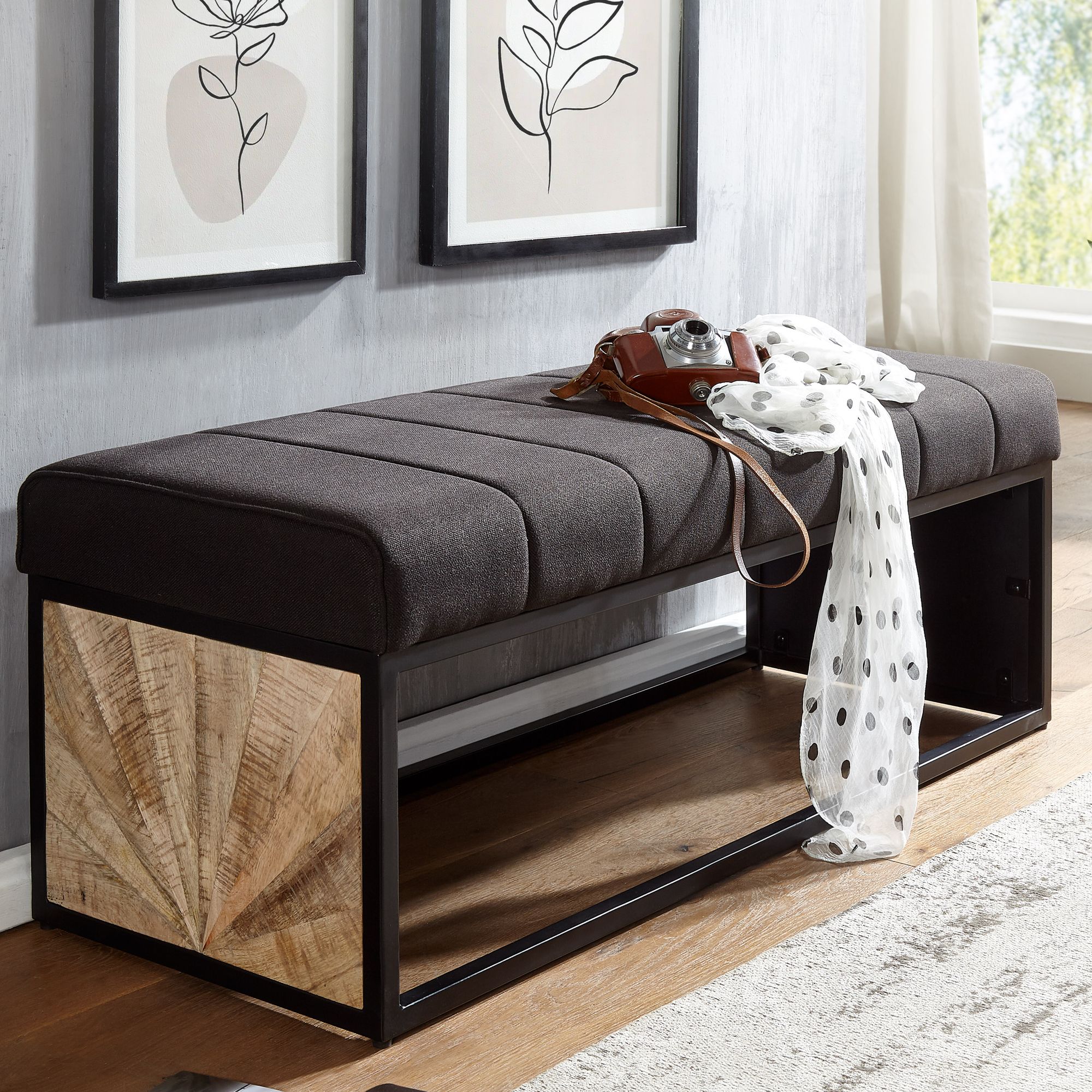 Banc en tissu noir et métal | 105x40x40 cm | Banc design vintage avec structure robuste Banc en tissu noir et métal | 105x40x40 cm | Banc design vintage avec structure robuste