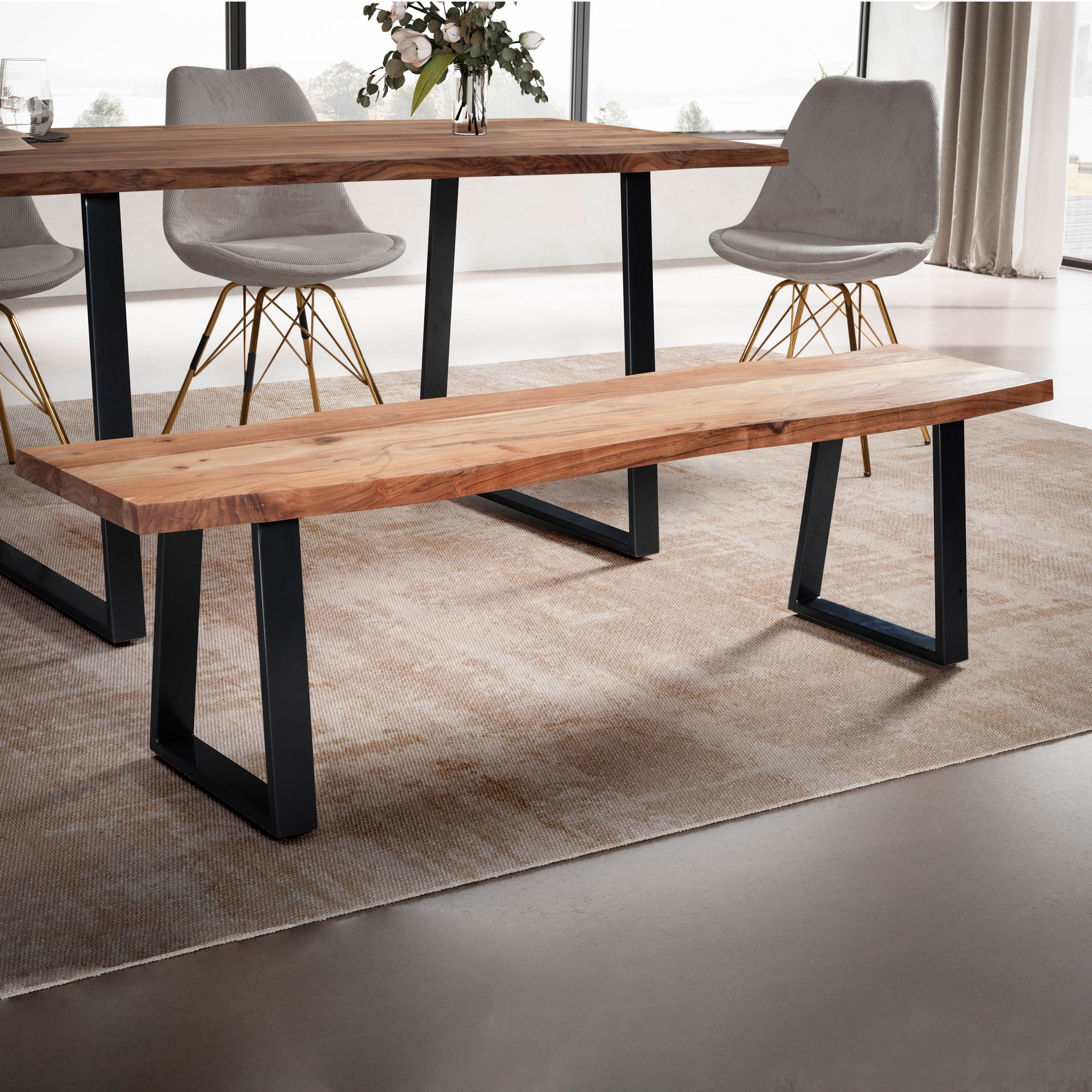 Banc de salle à manger en bois massif d'acacia avec métaux noirs | Couleur or clair, 120x40x45,5 cm, pieds trapèzes Banc de salle à manger en bois massif d'acacia avec métaux noirs | Couleur or clair, 120x40x45,5 cm, pieds trapèzes